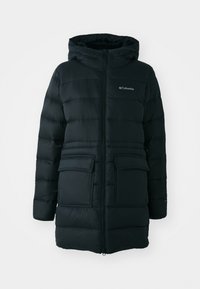 Crna izolirana puffer jakna s kapuljačom. Ima zatvaranje na zip, dva prednja džepa s preklopom i kviltan dizajn. Glatka tekstura tkanine.