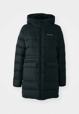 Pardoseală neagră izolată tip puffer cu glugă. Dispune de închidere cu fermoar, două buzunare frontale cu clapă și un design matlasat. Textură de țesătură netedă.