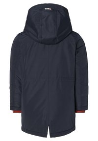 Parka à capuche bleue marine avec texture matelassée, poignets côtelés avec des accents rouges, et une coupe mi-longue. Dispose d'une fente dans le dos pour plus de confort.