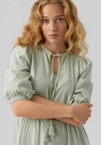 Vero Moda PRETTY 3/4 - Päevakleit - silt green