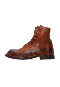 Hnědá kožená kotníčková bota s kulatou špičkou, vysokým svrškem a detailem knoflíku. Má strukturovaný povrch a nízký, pevný podpatek.