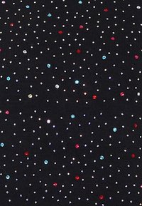 Zwarte stof versierd met meerkleurige rhinestones, waaronder blauw, rood en wit, verspreid over het oppervlak in een willekeurig patroon.