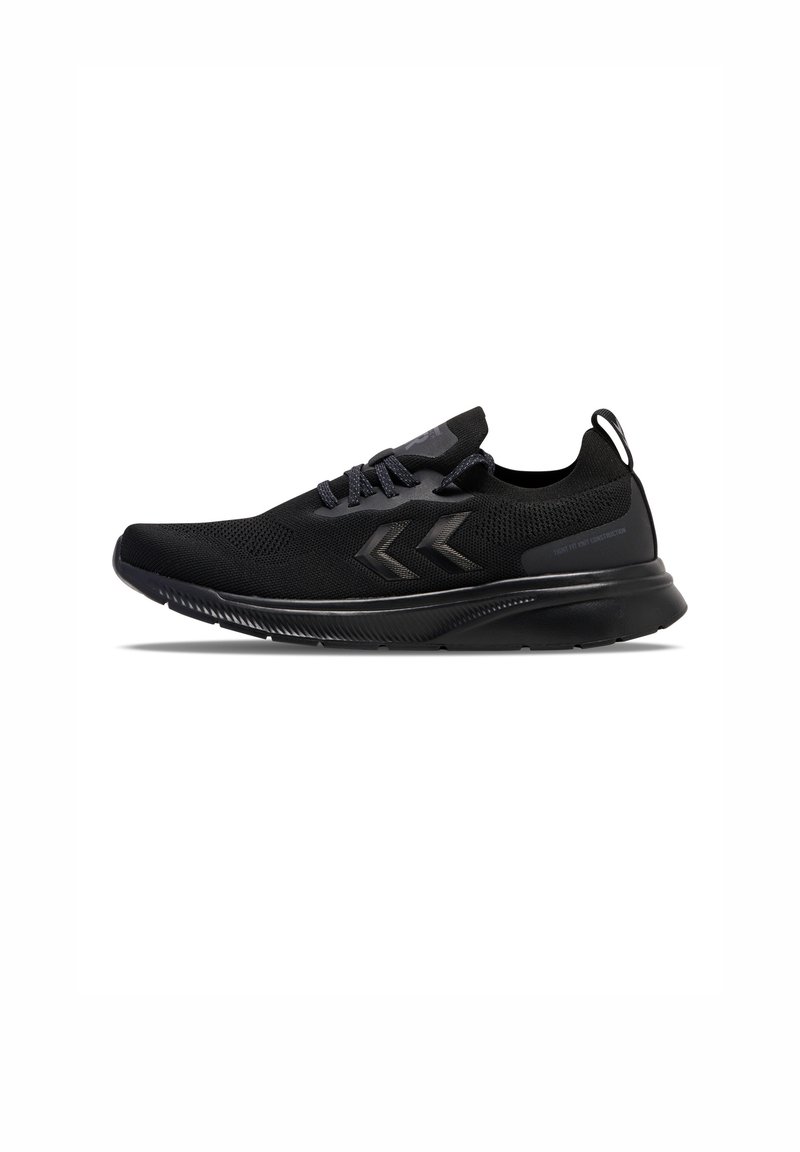 Zwarte sportschoenen met een ademende bovenkant van mesh, voorzien van grijze accenten en een gestructureerde zwarte zool. Inclusief vetersluiting en een trekband.