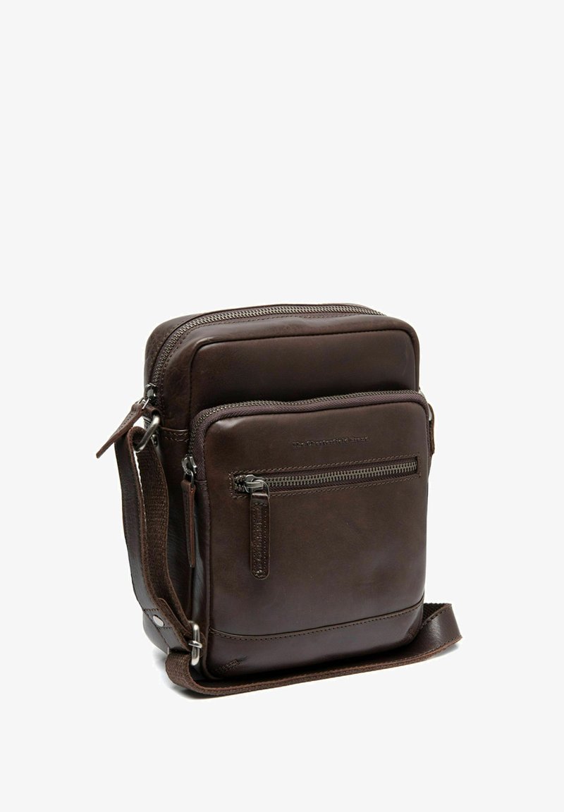Borsa a tracolla in pelle marrone con scomparto principale con zip, tasca frontale, tracolla regolabile e finitura testurizzata. Forma rettangolare compatta.