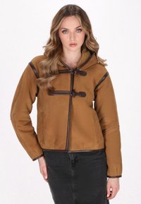 Bruine leren jas met capuchon, voorzien van donkerbruine accenten, toggles en een gestructureerde, warme voering. Gestructureerde pasvorm met zijzakken.