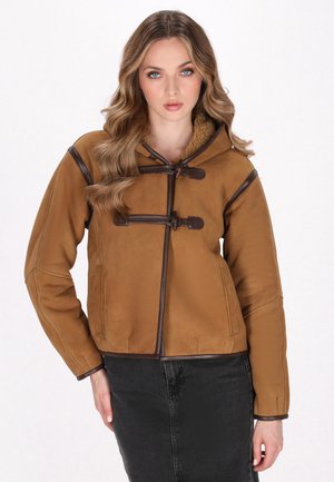 Bruine leren jas met capuchon, voorzien van donkerbruine accenten, toggles en een gestructureerde, warme voering. Gestructureerde pasvorm met zijzakken.