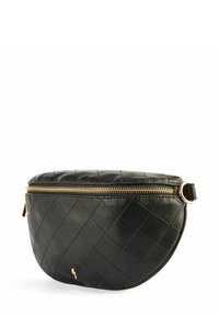 Czarna pikowana skórzana nerka z złotym zamkiem. Półokrągły kształt z płaskim wierzchem i małym detalem z logo z przodu. Regulowany pasek.