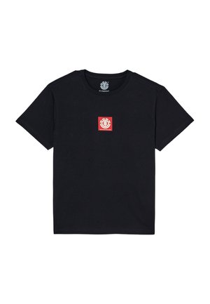 Maglietta nera a maniche corte con un logo quadrato rosso centrato sul petto, con un emblema circolare bianco e testo all'interno.