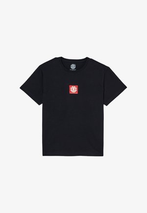 T-shirt noir à manches courtes avec un logo carré rouge centré sur la poitrine, comprenant un emblème circulaire blanc et du texte à l'intérieur.