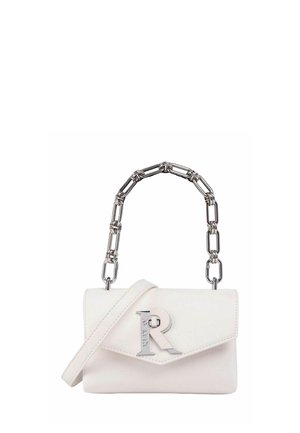 Sac à main en cuir blanc avec une anse chaîne argentée, une fermeture à rabat et un grand logo "R" argenté sur le devant.