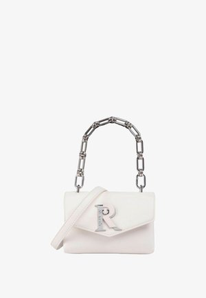 Sac à main en cuir blanc avec une anse chaîne argentée, une fermeture à rabat et un grand logo "R" argenté sur le devant.