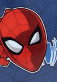 Máscara roja de Spider-Man con grandes ojos blancos, con detalles de patrón de telaraña sobre un fondo azul oscuro. Forma redonda, textura suave.