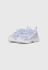 Ljusblå sneakers med övre del av mesh, vita detaljer, vadderad tunga och texturerad sula, med snörning och en liten hälöppning.