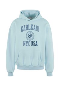 Sudadera azul claro con un bolsillo tipo canguro, puños y dobladillo acanalados. Presenta "KARLKANI" y "NYCUSA" impresos en azul oscuro. Textura de tela suave.
