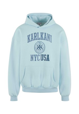 Felpa leggera blu chiaro con tasca a marsupio, polsini e orlo a coste. Presenta la scritta "KARLKANI" e "NYCUSA" stampata in blu scuro. Tessuto morbido.