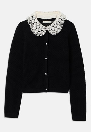 Sort strikket cardigan med en hvid blonderkrave, frontknapper og et tekstureret mønster. Lange ærmer og ribbede manchetter fuldender designet.