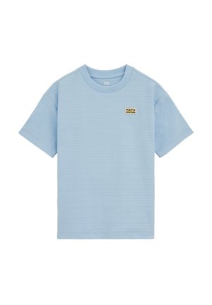 Lyseblå t-shirt med korte ærmer og lille beige og sort "Puerto Montana"-mærke på venstre bryst, ribbet rund halsudskæring og subtil horisontal tekstur.