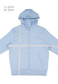 Felpa con cappuccio azzurro chiaro con cerniera e tasche frontali, misurata con un metro che indica una lunghezza di 67 cm e una larghezza di 55 cm.