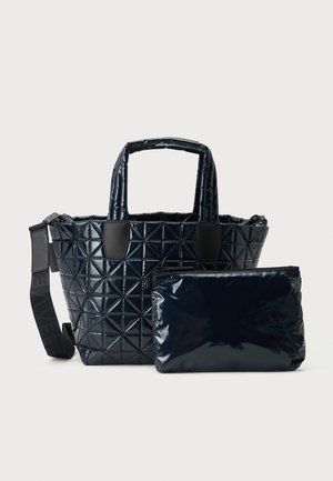 Sac à main matelassé noir brillant avec poignées courtes et bandoulière détachable, accompagné d'une pochette zippée noire brillante assortie.