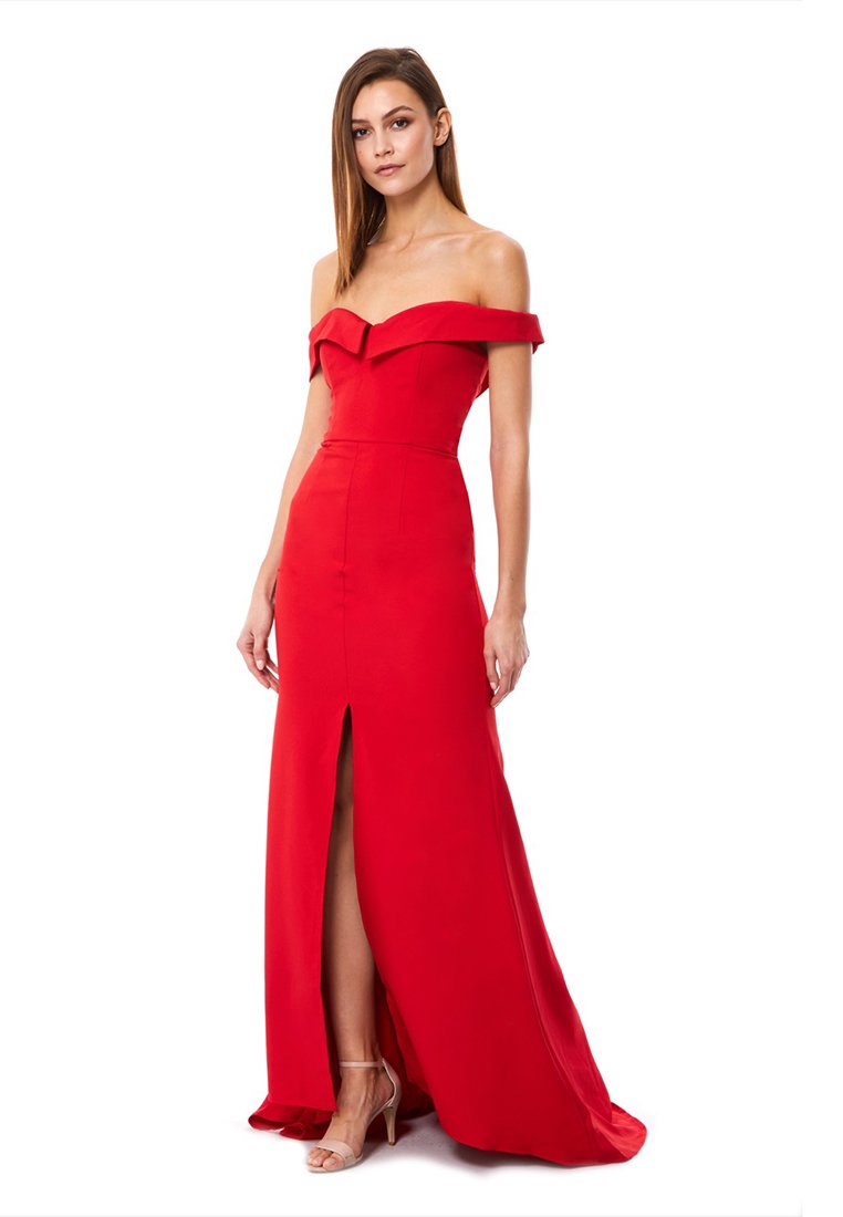 Robe rouge à épaules dénudées avec un corsage ajusté, fente latérale et silhouette longue, fabriquée en tissu lisse avec un léger éclat.