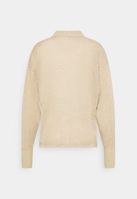 Světlý béžový svetr s měkkou, lesklou texturou, zdobený žebrovaným límcem a manžetami a s kleslými rameny pro uvolněný střih.
