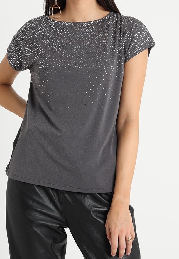 Šedé tečkované tričko s krátkým rukávem, které je na přední straně ozdobeno gradientem skleněných kamenů.