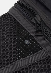 Klättermusen ALGIR LANYARD POCKET - Borsa a tracolla - raven