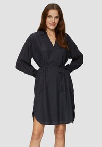 Schwarzes, langärmeliges Kleid mit V-Ausschnitt, taillierter Taille und seitlichen Schlitzen. Hergestellt aus strukturiertem Stoff mit einem subtilen Streifenmuster.