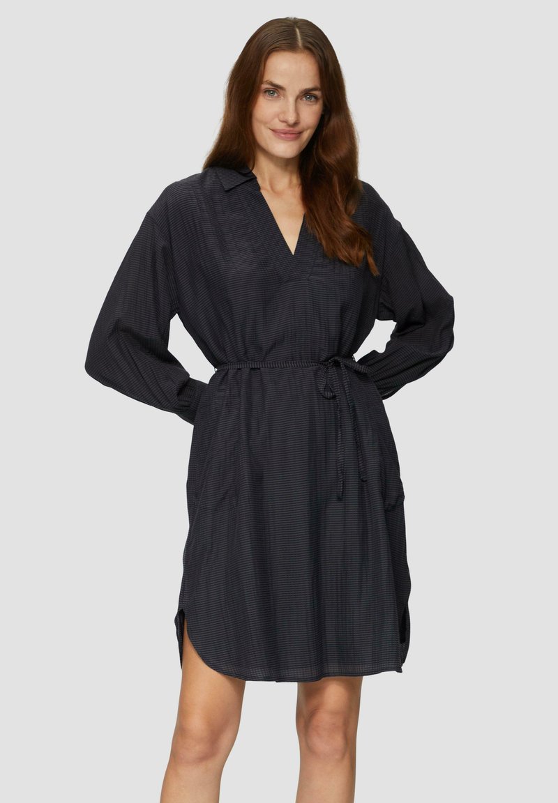 Schwarzes, langärmeliges Kleid mit V-Ausschnitt, taillierter Taille und seitlichen Schlitzen. Hergestellt aus strukturiertem Stoff mit einem subtilen Streifenmuster.