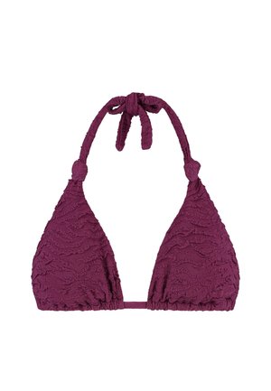 Driehoekige bikinibovenkant in diep bordeauxrood, met een gestructureerde stof met golfpatronen. Striksluiting bij de nek en rug voor verstelbare pasvorm.