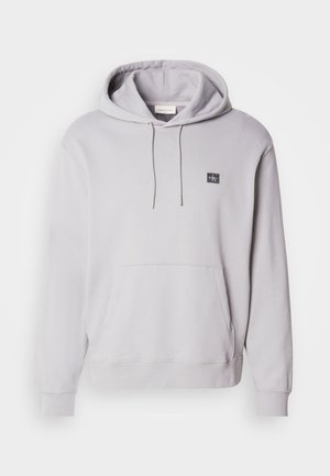 Sweatshirt capuz cinza claro em algodão, com um bolso frontal, punhos e um pequeno emblema no peito. Textura suave.