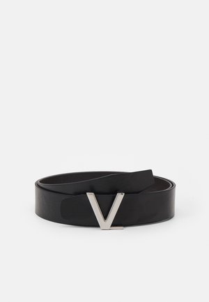 Ceinture en cuir noir dotée d'une boucle en métal en forme de V au fini poli. La ceinture présente une texture lisse et un design minimaliste.