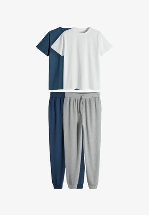 Két casual ruhakészlet, legginges nyakú pólóval és jogger nadrággal; az egyik készlet fehér felső szürke nadrággal, a másik tengerészkék felső tengerészkék nadrággal.