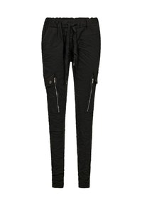 Črne trenirke z teksturirano površino, z vrvico za prilagajanje pasu, z zadrgami na žepih in slim-fit dizajnom.