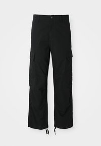 Czarne spodnie cargo wykonane z wytrzymałej tkaniny, wyposażone w liczne boczne kieszenie, prosty krój nogawki oraz regulowane mankiety z troczkami.