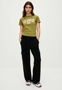 Next SLIM FIT SHORT SLEEVE  - Marškinėliai su spaudiniu - khaki green