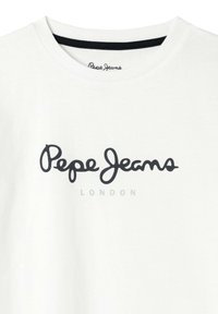Camiseta de algodón blanca con un logo negro que dice "Pepe Jeans" con "LONDON" en gris debajo, cuello redondo y mangas cortas.