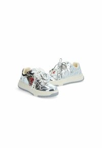 Sneakers metallici argento con decorazioni di rose e perle, pelle testurizzata, suola bianca e una parte inferiore grigia discreta.