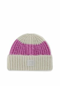 Gebreide beanie in crème en roze, met een geribbelde textuur, een opgerolde manchette en een label met een lichtgekleurde logo-accent.
