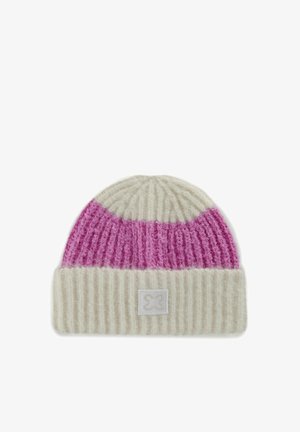 Gebreide beanie in crème en roze, met een geribbelde textuur, een opgerolde manchette en een label met een lichtgekleurde logo-accent.