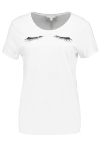 Camiseta blanca de manga corta con cuello redondo y diseño de pestañas negras impreso en el pecho. Fabricada con tela suave.