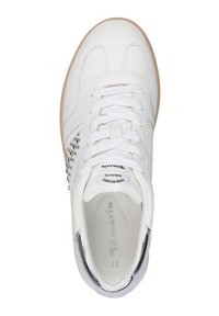 Baskets en cuir blanc avec accents argentés, design perforé, bout rond, lacets plats, et clous décoratifs le long d'un côté.