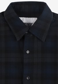 Koszula w kratę w ciemnoniebiesko-czarnym kolorze, z kołnierzykiem zapinanym na guziki i czarnymi guzikami. Miękka tkanina o checked texture.