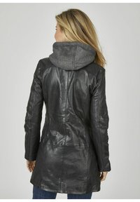 Schwarze Lederjacke mit einer grauen Stoffkapuze, schmaler Schnitt, langen Ärmeln und vertikalen Nahtdetails, die auf dem Rücken sichtbar sind.