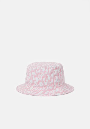 Pink og hvid bucket hat med et abstrakt dyreprintmønster, bred skygge og syning.