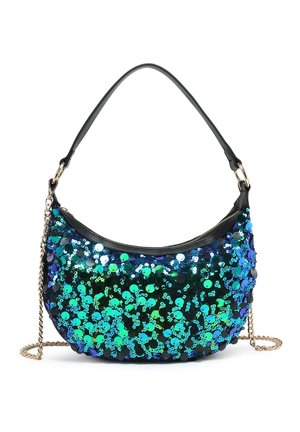 Piccola borsa a mezzaluna ricoperta di paillettes iridescenti blu-verdi con tracolla in pelle nera e dettaglio catena dorata.