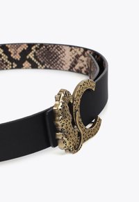 Svart läderbälte med en texturerad ormskinnsinredning och en mässingsfärgad spänne med en detaljerad djurdesign.