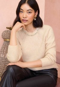 Love & Roses REGULAR FIT - SCATTERED SEQUIN BOW - Pulover - camel