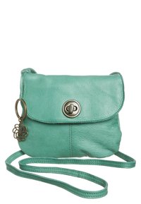 Turkos läder crossbody-väska med klaffstängning, en cirkulär metallspänne och en dekorativ nyckelring med blomma som accent. Slät textur.