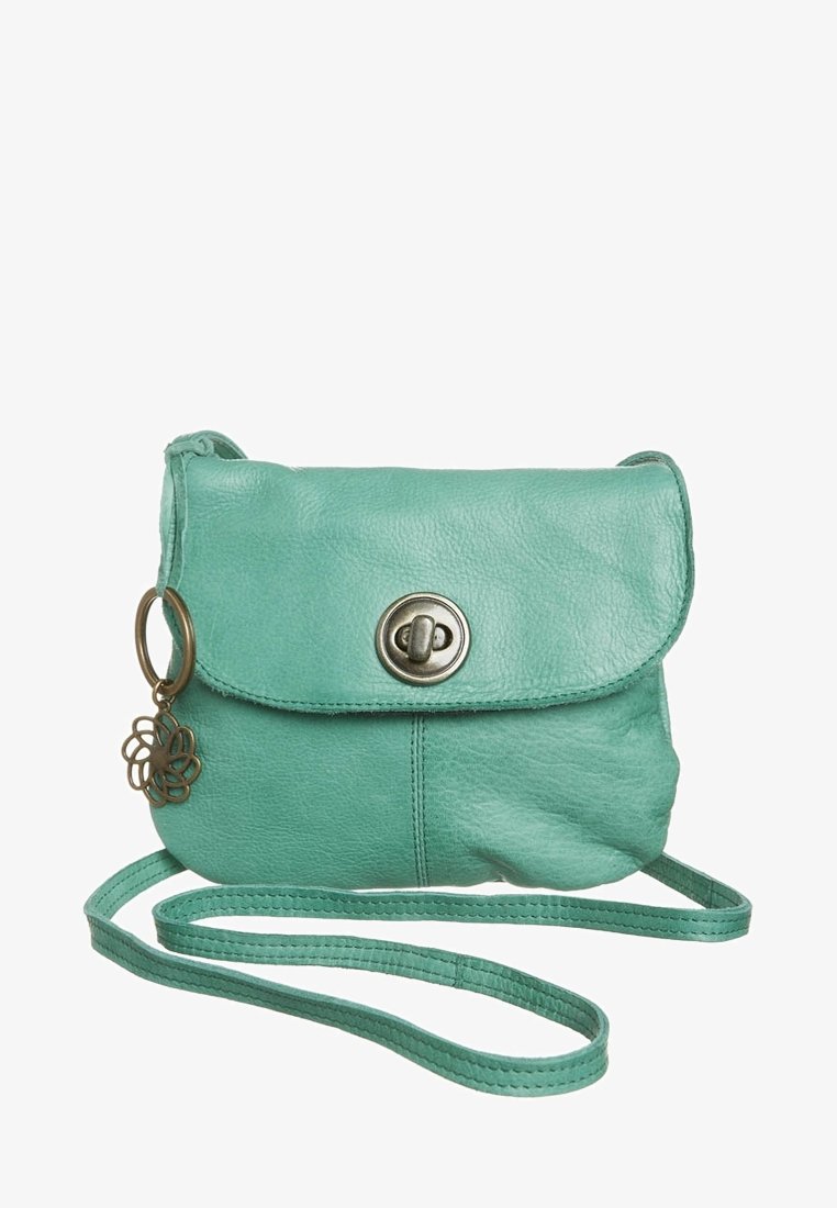 Tyrkysová kožená crossbody taška s klopou, kulatým kovovým zapínáním a ozdobným klíčovým řetízkem ve tvaru květiny. Hladký povrch.